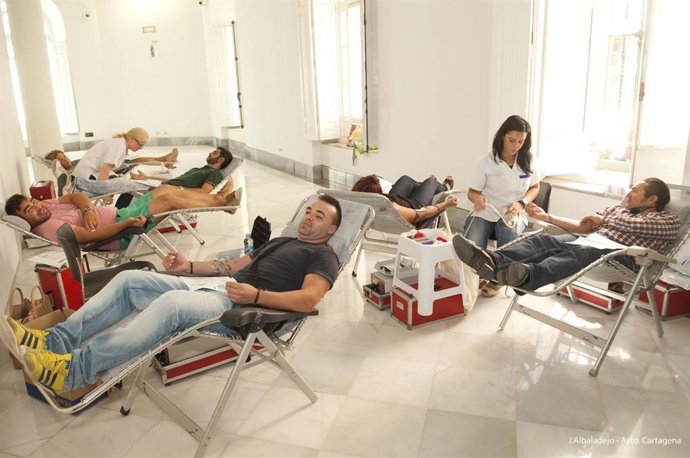 Archivo - Un grupo de personas donando sangre