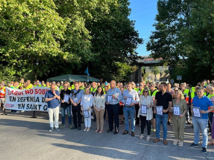 Concentración de trabajadores de Saint-Gobain y partidos políticos contra el ERE planteado.