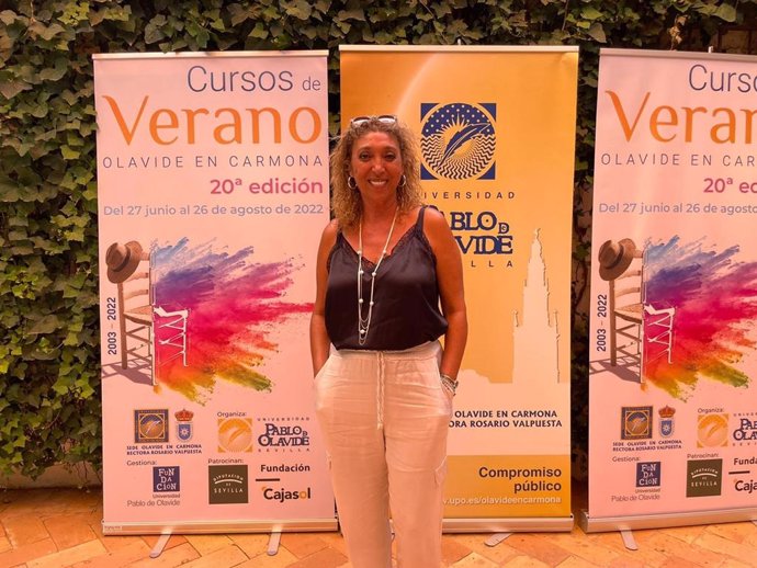 La artista Esperanza Fernández en su visita a los cursos de verano de la UPO en Carmona (Sevilla).