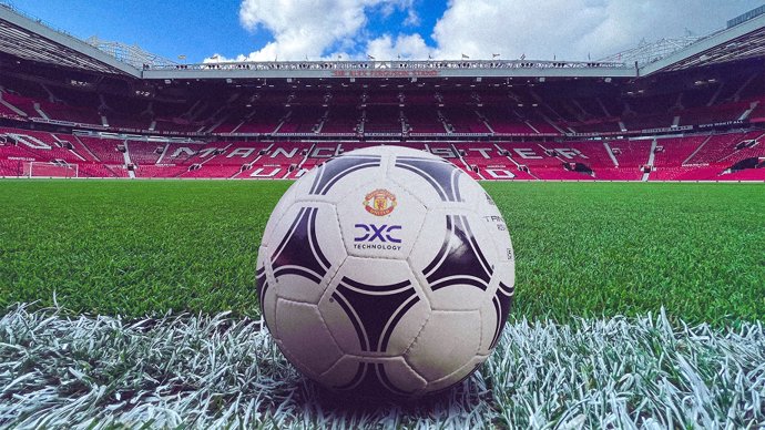 Balón en el estadio Old Trafford, donde juega el Manchester United.