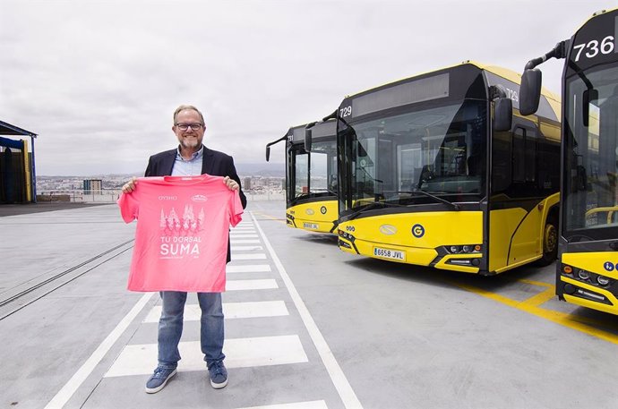 El concejal de Movilidad de Las Palmas de Gran Canarias, José Eduardo Ramírez, sujetando la camiseta de la Carrera de la Mujer