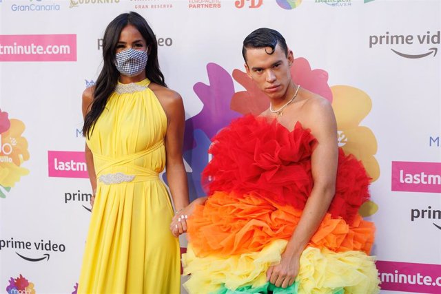 La vicealcaldesa de Madrid, Begoña Villacís, y el diseñador José Perea posan en el photocall del acto de entrega de los Premios MADO Madrid Orgullo 2022.