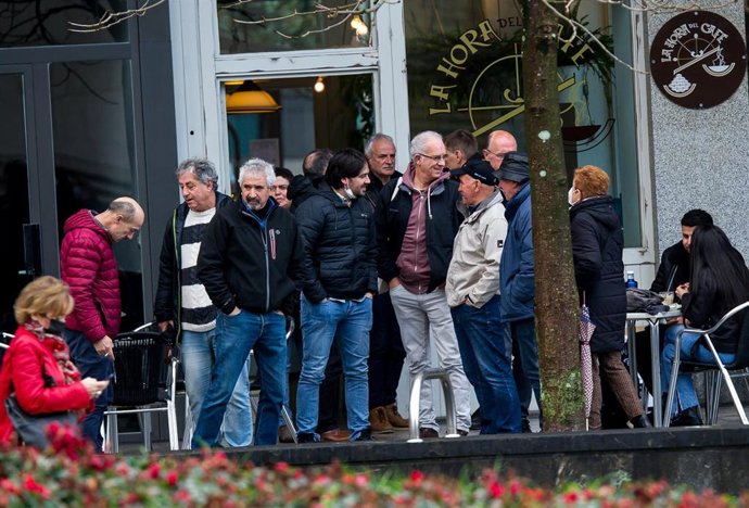 Archivo - Miembros de la izquierda abertzale acuden a las inmediaciones del Palacio de Justicia, en apoyo al ex jefe de ETA Miguel Gracia Arregui, alias 'Iñaki de Rentería', quien ha acudido a declarar por el asesinato de Gregorio Ordóñez, a 21 de febre