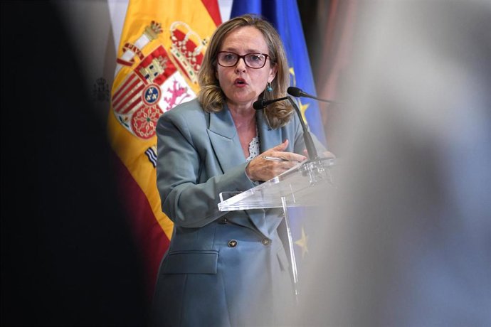 La vicepresidenta primera y ministra de Asuntos Económicos y Transformación Digital, Nadia Calviño, ofrece declaraciones a los medios de comunicación tras mantener una reunión con agentes sociales, en la sede del Ministerio, a 6 de julio de 2022, en Mad
