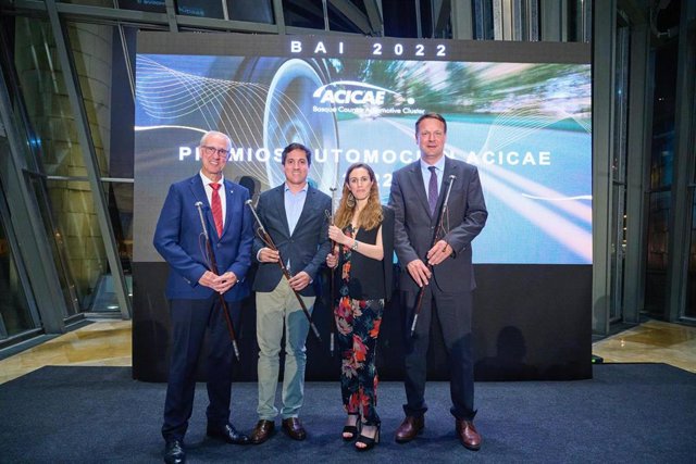 De izquierda a derecha, Javier Alcoba (MEK), Javier Quesada (hijo), Candelas Martín de Cabiedes (Europa Press) y Rene Gansauge (Rheinmetall).