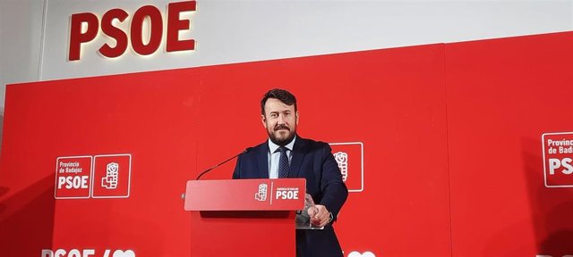 El secretario general del PSOE de la provincia de Badajoz, Rafael Lemus, en rueda de prensa este viernes en Badajoz