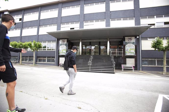 Archivo - Alumnos bachiller entran en un centro educativo. 