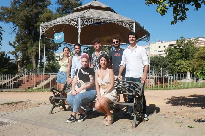 Cintia Bustos (sentada, dcha.), ante el Quiosco Joven en la presentación de 'Planneo al Fresco'.