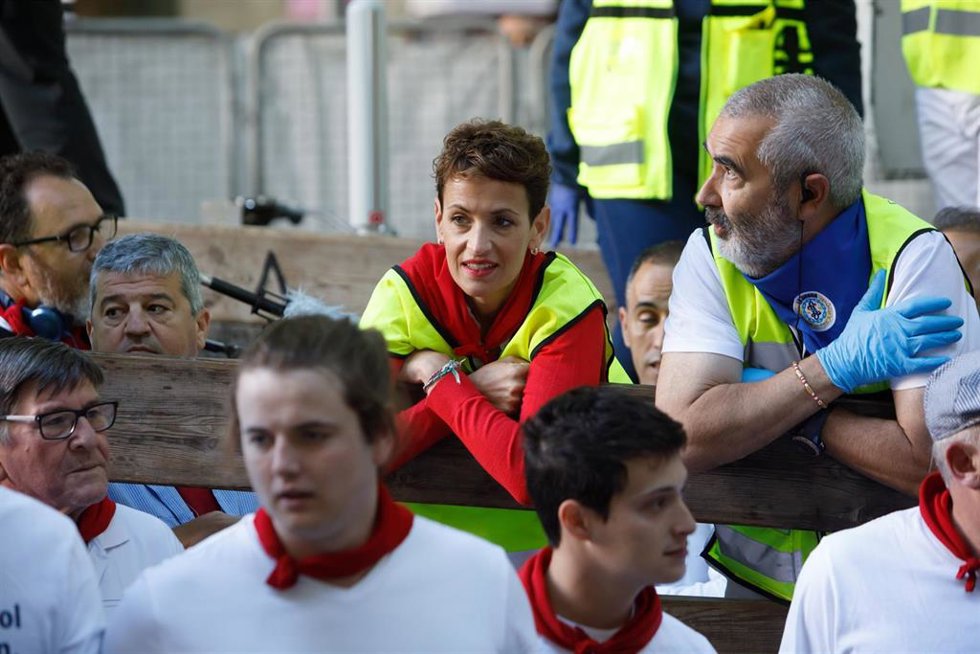 La presidenta Chivite junto al responsable de Urgencias Hospitalarias, Kiko Betelu, en el vallado del encierro.