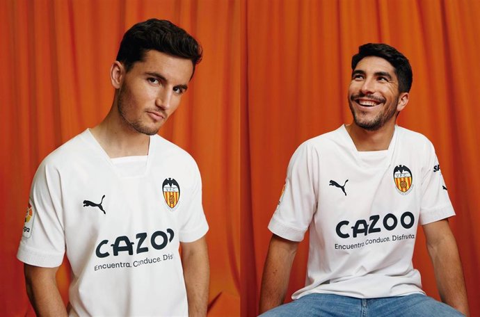 Hugo Guillamón y Carlos Soler con la nueva primera equipación del Valencia CF para la temporada 2022/23