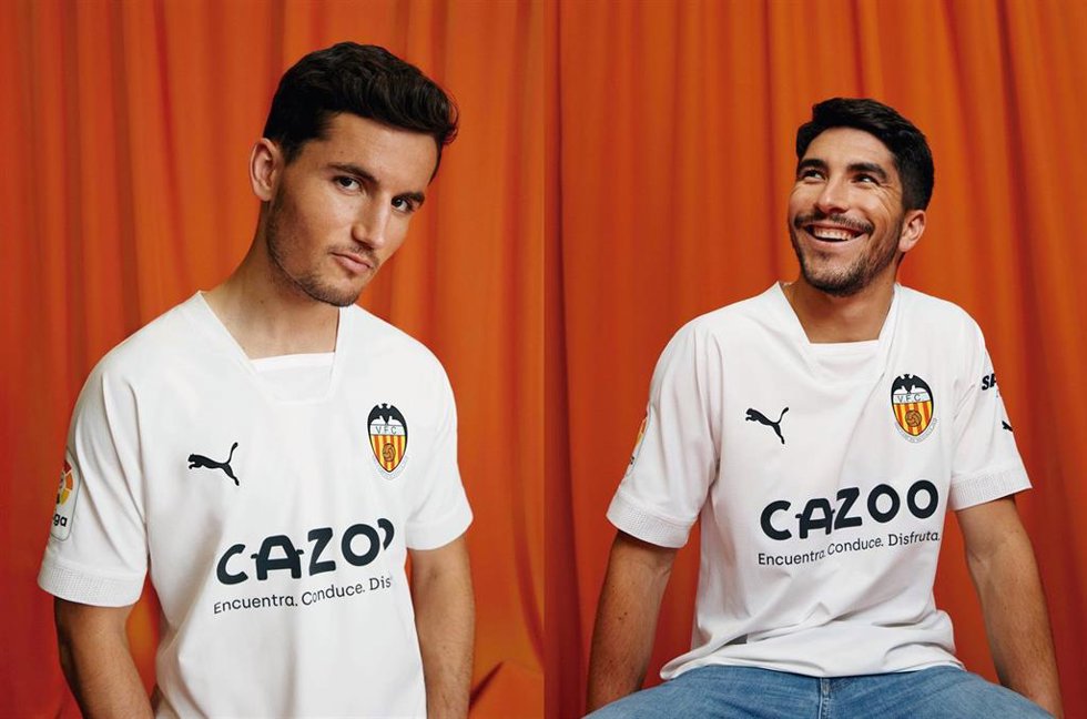 Hugo Guillamón y Carlos Soler con la nueva primera equipación del Valencia CF para la temporada 2022/23