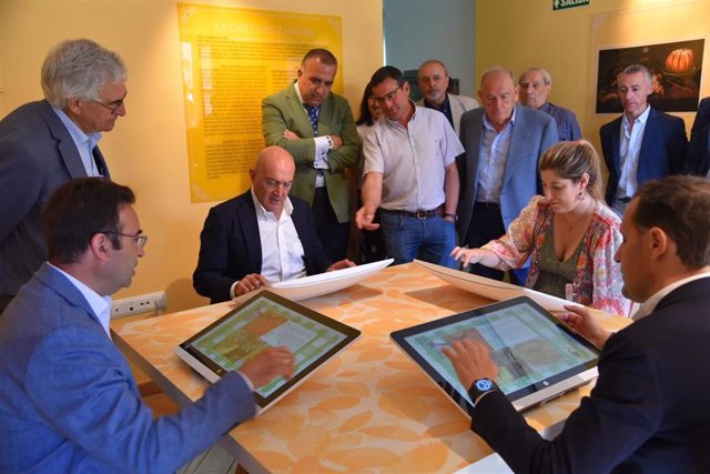 Autoridades en el nuevo centro de promoción agroalimentaria de CyL, en Peñafiel.