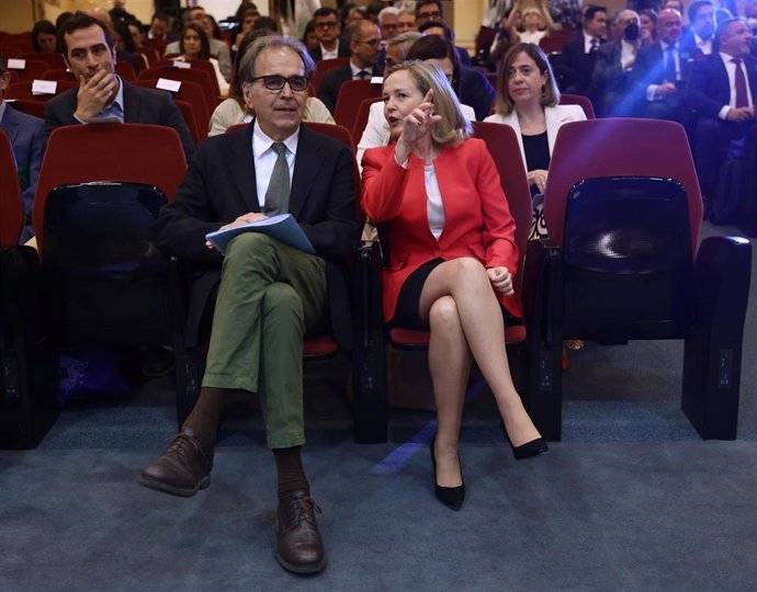 El ministro de Universidades, Joan Subirats y la vicepresidenta primera y ministra de Asuntos Económicos, Nadia Calviño, durante el acto España Digital 2026, a 8 de julio de 2022, en Madrid (España).