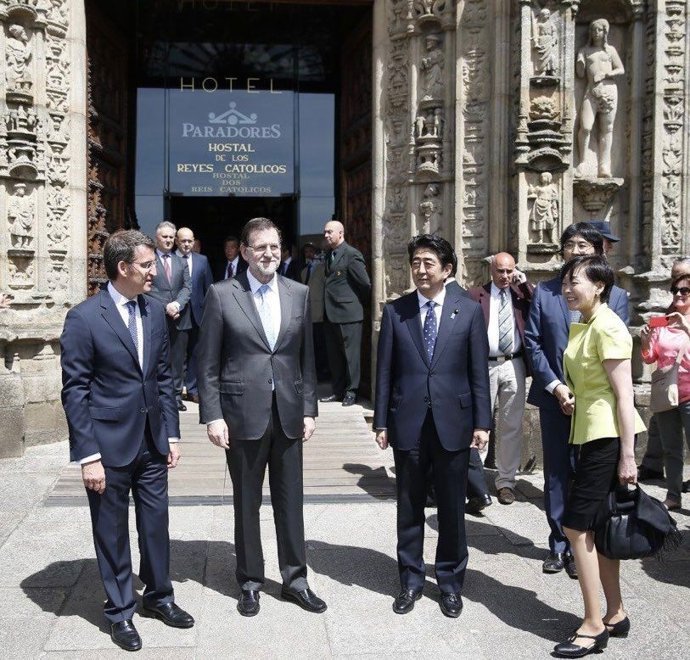 El ex primer ministro de Japón Shinzo Abe, que ha muerto este viernes tras ser tiroteado durante un acto de campaña, posa con  Alberto Núñez Feijóo cuando era presidente de la Xunta de Galicia. Les acompaña el expresidente Mariano Rajoy.
