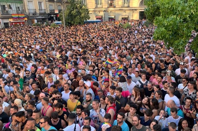 Asistentes al pregón del Orgullo LGTBI de Madrid de 2022 en la Plaza Pedro Zerolo.