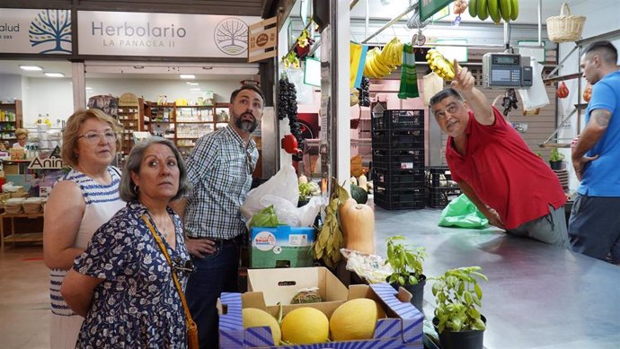 Los concejales socialistas en Málaga Mariano Ruiz y María del Carmen Sánchez en el mercado de El Palo