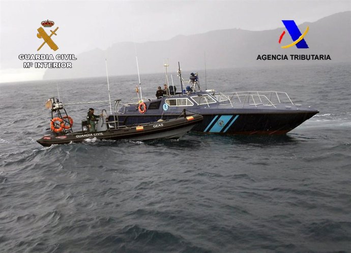 Archivo - Operación antidroga de Vigilancia Aduanera en alta mar en una imagen de archivo