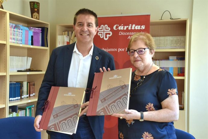 El presidente de la Diputación de Albacete, Santi Cabañero, y la directora de Cáritas, Rosa García.