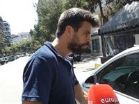 Piqué, tranquilo y comiéndose un helado, ni se inmuta al preguntarle por el supuesto viaje con su amiga