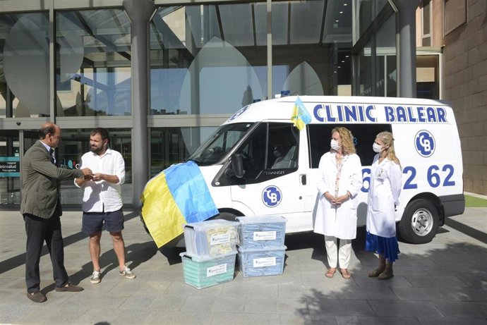 Vitalie Diadcenko recibe las llaves de la ambulancia de manos del gerente de 'Transportes Sanitarios Clinic Balear', Alberto Anguera, en el Hospital Quirónsalud Palmaplanas.