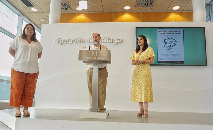 Natacha Rivas (izqda), Evaristo Guerra (centro) y Lourdes Piña (dcha) en la presentación del Premio de Pintura Evaristo Guerra