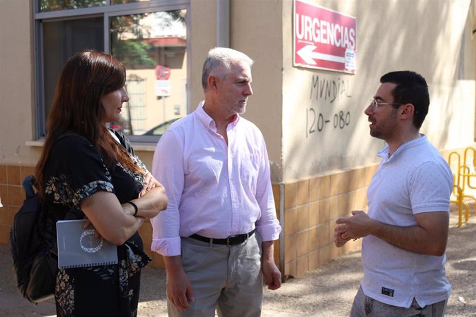 La vicesecretaria general y secretaria de Sanidad del PSOE en la Región, Marisol Sánchez, y el presidente de la junta municipal de la pedanía murciana de Algezares, Juan José Garre