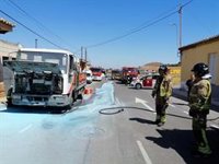 Bomberos extinguen el incendio declarado en un camión de reparto de bombonas de butano en La Unión (Murcia)
