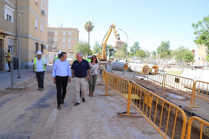 El alcalde de La Rinconada, Javier Fernández, visita las obras de Emasesa en la barriada Santa Cruz.