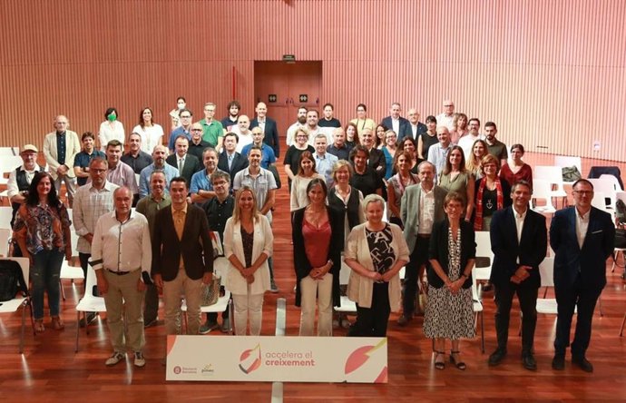 Foto de familia de las empresas participantes a la décima  edición de 'Accelera el Creixement', con la diputada de Desarrollo Económico, Turismo y Comercio, Eva Menor.