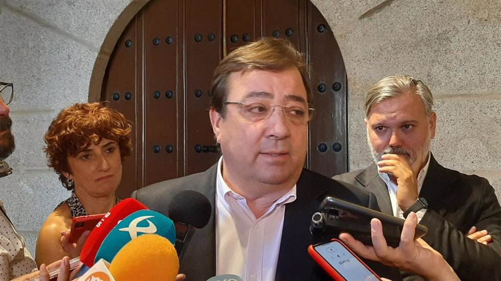 El presidente de la Junta, Guillermo Fernández Vara, junto al alcalde de Plasencia, Fernando Pizarro, tras la reunión del Consejo Económico y Social