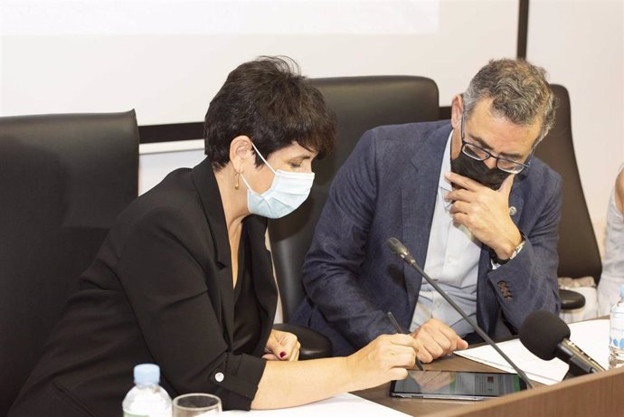 El rector, José Luján, y la presidenta de la Asociación Amiga, Catalina Ana Martínez, durante la firma del convenio