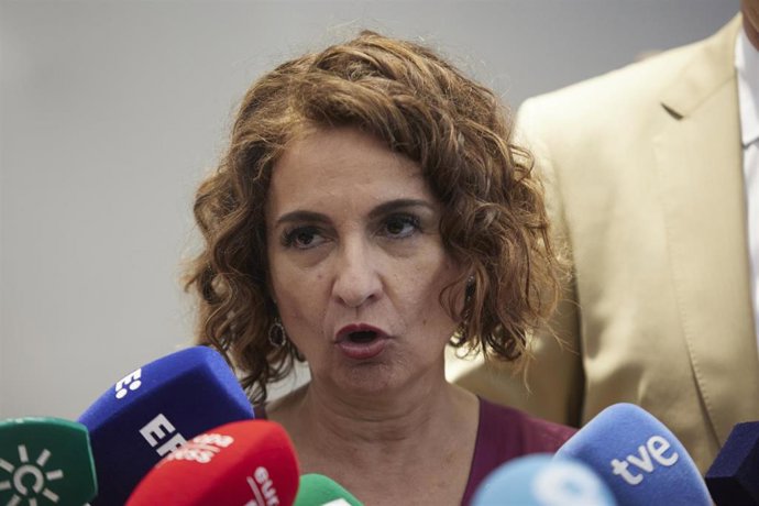 La ministra de Hacienda, María Jesús Montero, atiende a los medios de comunicación durante la visita al ayuntamiento de Lebrija, a 1 de julio de 2022 en Sevilla (Andalucía, España) (Foto de archivo).