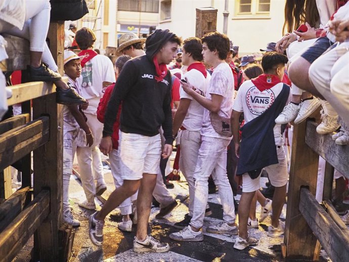 Varios corredores antes de comenzar el primer encierro de las Fiestas de San Fermín 2022 de la ganadería de Núñez de Cuvillo, a 7 de julio de 2022, en Pamplona, Navarra (España). Cinco personas han sido trasladadas al hospital de forma leve durante el e