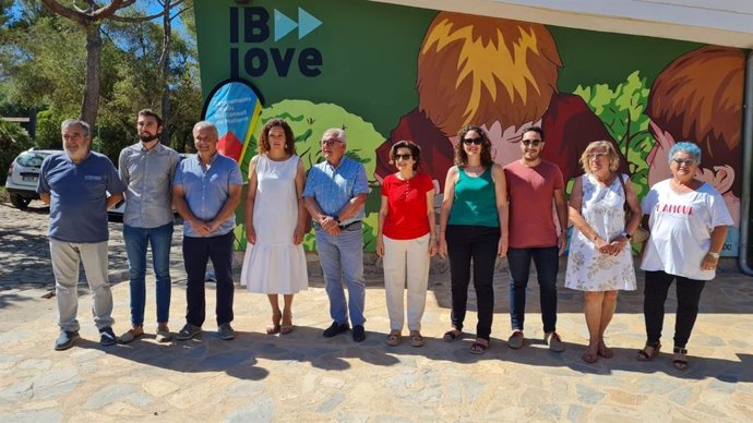 La consellera de Asuntos Sociales y Deportes, Fina Santiago; la presidenta del Consell de Mallorca, Catalina Cladera, y el conseller de Promoción Económica y Desarrollo Local, Jaume Alzamora, visitan los campamentos de la Victoria.