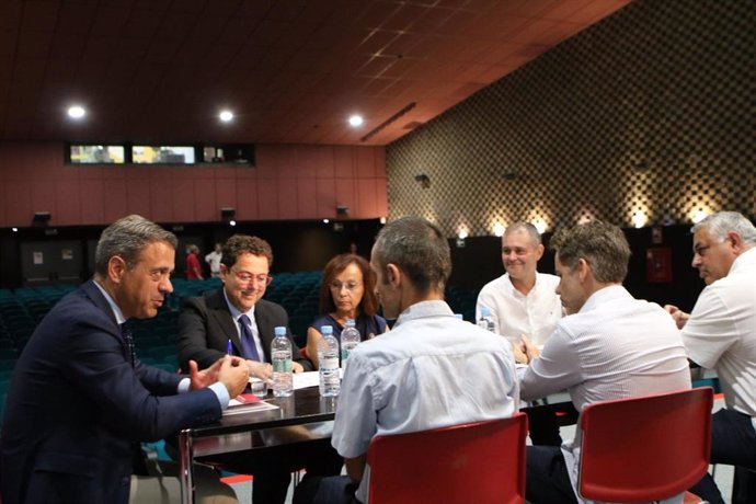 El consejero de Presidencia, Turismo, Cultura y Deportes, Marcos Ortuño, junto con el director general del ICA, Manuel Cebrián, en la reunión celebrada en la Filmoteca Regional con empresarios de las salas de cine de la Región