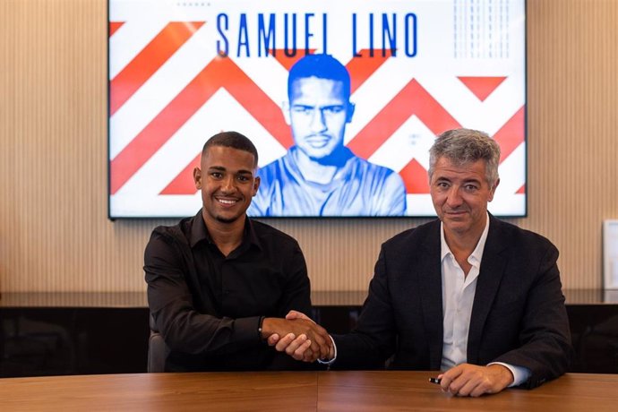 El nuevo jugador del Atlético de Madrid Samuel Lino y el consejero delegado del club colchonero, Miguel Ángel Gil Marín.