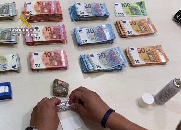 Imagen del dinero y las sustancias intervenidas por la Guardia Civil