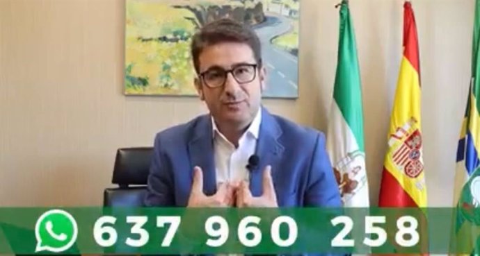 El alcalde de Palomares del Río, Manuel Benjumea, con el número de WhatsApp habilitado para la ciudadanía