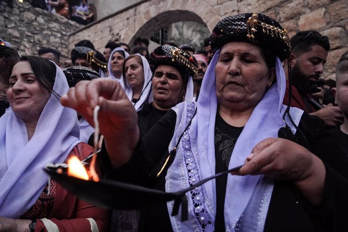 Archivo - Mujeres de la minoría yazidí durante un acto religioso en la localidad iraquí de Lalish, principal ciudad santa de esta comunidad