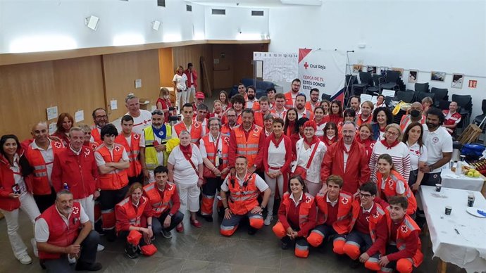 La presidenta María Chivite y la consejera Santos Induráin con el voluntariado de Cruz Roja en los encierros de San Fermín.