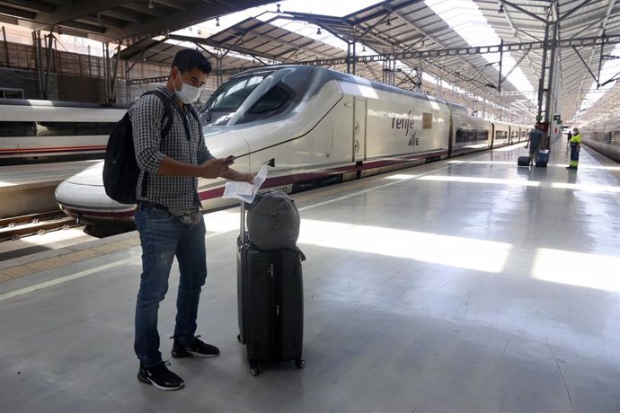 Archivo - Viajeros suben al AVE en la estación María Zambrano de Málaga