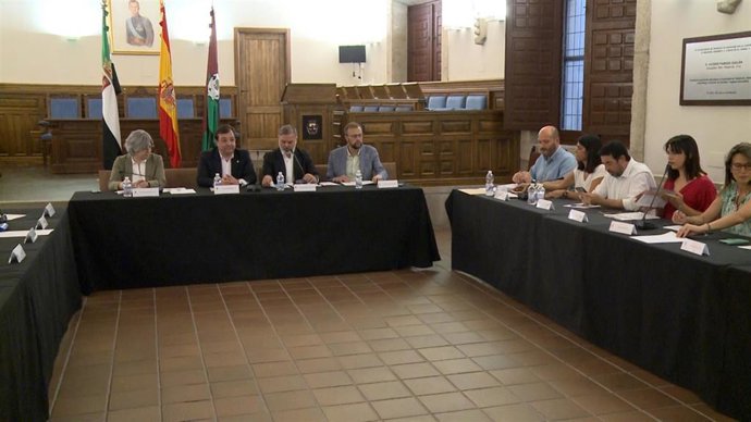 El presidente de la Junta, Guillermo Fernández Vara, y el alcalde de Plasencia, Fernando Pizarro, entre los asistentes a la reunión del Consejo Económico y Social placentino