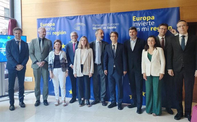 El conselleiro de Facenda, Miguel Corgos, junto a los eurodiputados Francisco Millán Mon (PPE) y Nicolás González Casares (S&D); Juergen Foecking, director adjunto de la Oficina del Parlamento Europeo en España, entre otras autoridades.