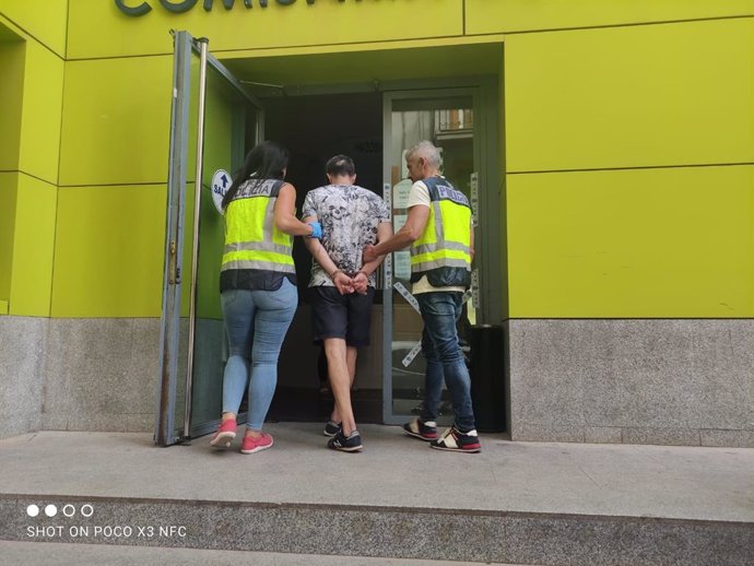 Imagen del detenido, custodiado por la Policía Nacional