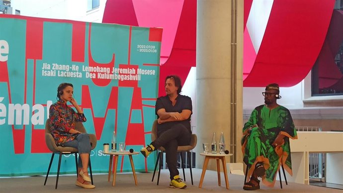 Los cineastas Dea Kulumbegashvili, Isaki Lacuesta y Lemohang Jeremiah Mosese.