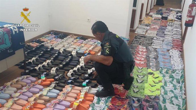 Guardia Civil interviene más de 400 prendas deportivas falsas en Matalascañas (Huelva)