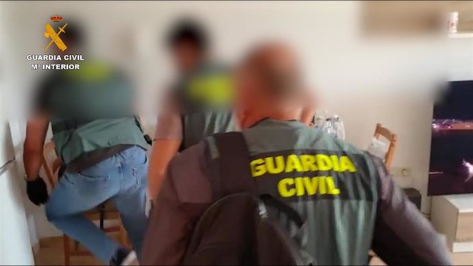 Agentes de la Guardia Civil durante la detención de los presuntos autores del delito