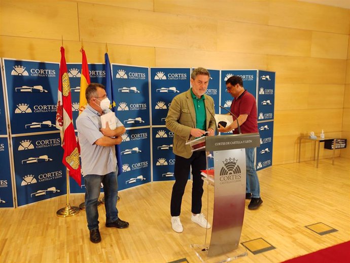 José Luis Vázquez (centro) tras reunirse con el presidente de la Unión de Campesinos en Zamora, Antonio Jesús Rodríguez (derecha).