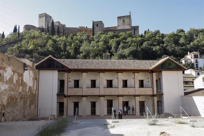 La Consejera  de Cultura y Patrimonio Histórico, Patricia del Pozo, visita el Maristán de Granada tras su rehabilitación junto a la directora del Patronato de la Alhambra y el Generalife, Rocío Díaz, a 8 de julio de 2022 en Granada (Andalucía, España)