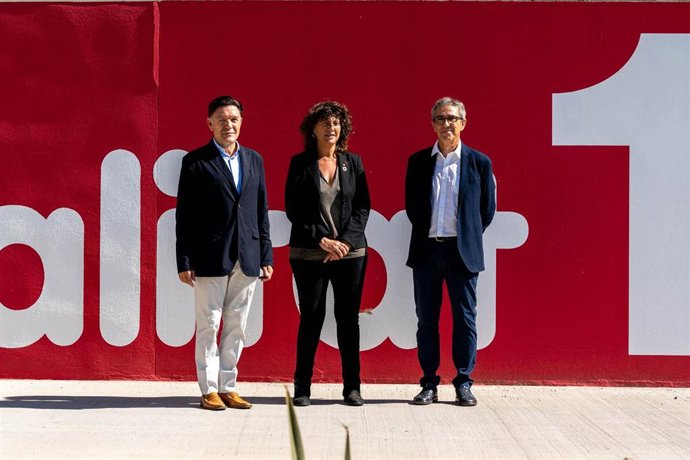 La consellera de Acción Climática, Alimentación y Agenda Rural de la Generalitat, Teresa Jord; junto al presidente de Nomen Foods, Jordi Casanova, y el ceo de la empresa, Enric Batlle, inauguran una planta en Deltebre (Tarragona).